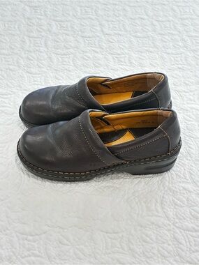 b.o.c. Born Concept Peggy Brown Leather Comfort Nurse Clogs Mules Size 9